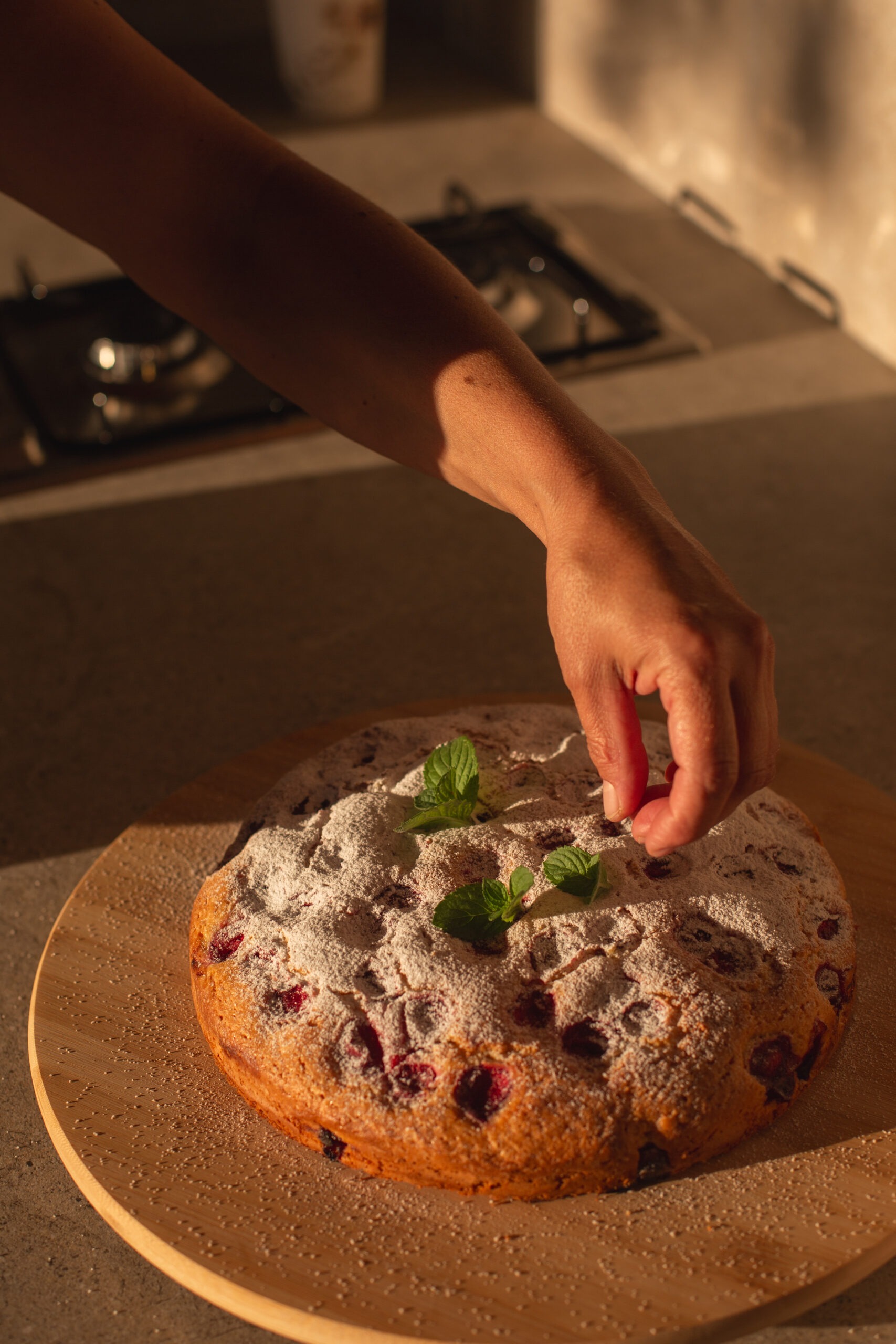 Torta od višanja na drvenom pladnju