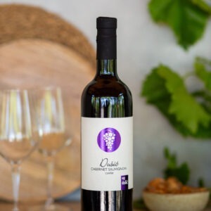 Vino Cabernet sauvignon u staklenoj boci